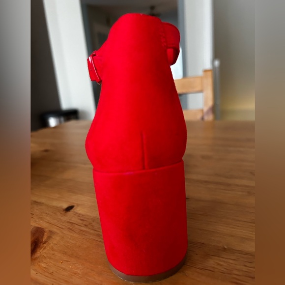 Bright Red sandals with block heels for parties and outings. - Picture 4 of 4